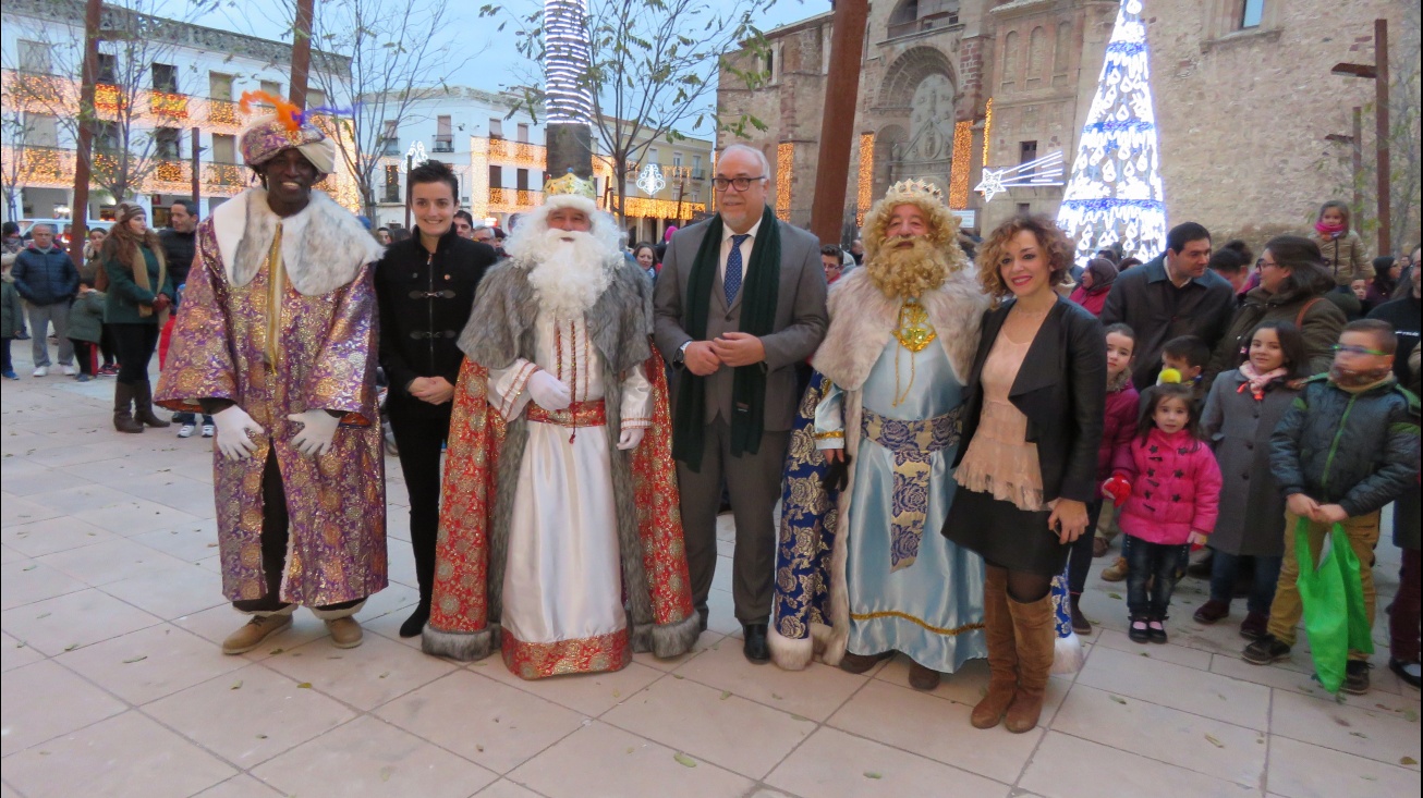 Recepción a los Reyes Magos en la puerta del Ayuntamiento