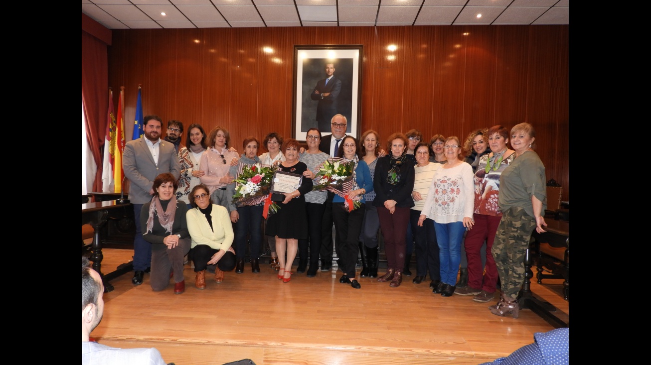 Las homenajeadas junto a compañeras y representantes del Ayuntamiento