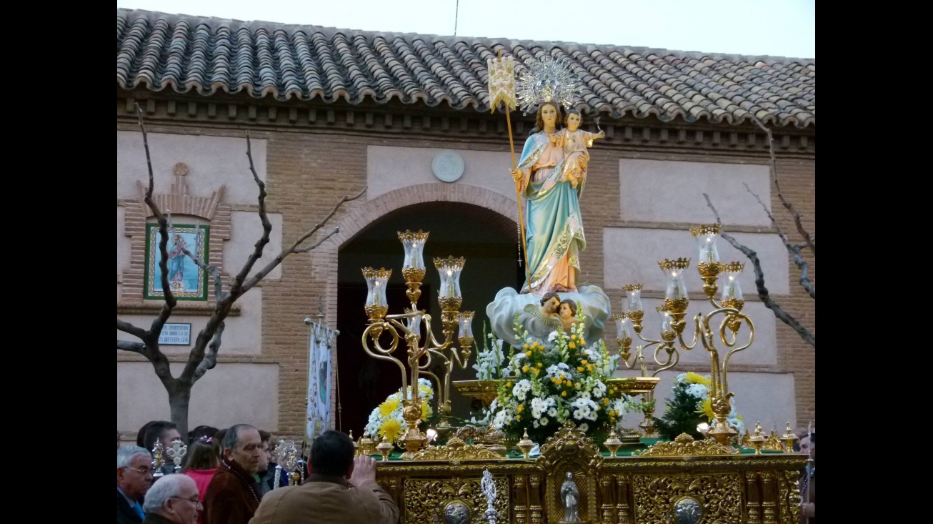 Imagen de la Virgen de la Paz saliendo de su ermita