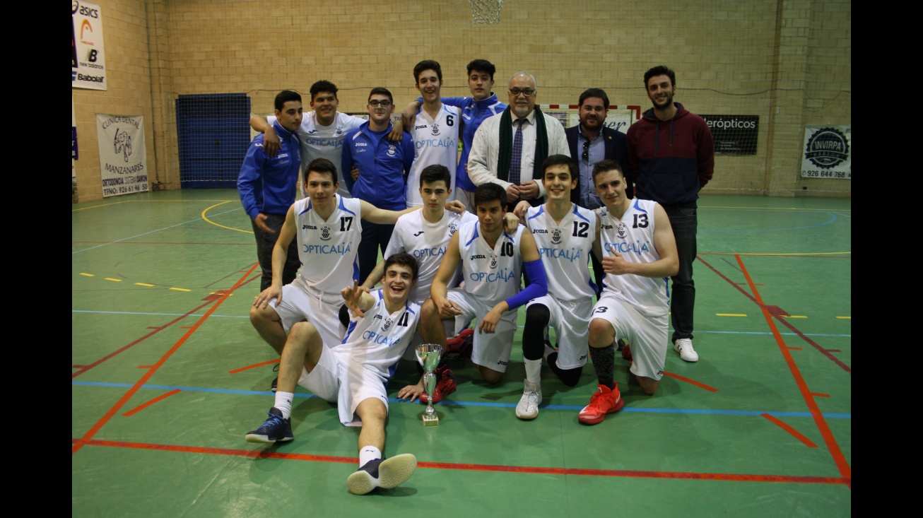 El alcalde y concejal de Deportes junto al CB Manzanares campeón de la Copa Junior Zonal