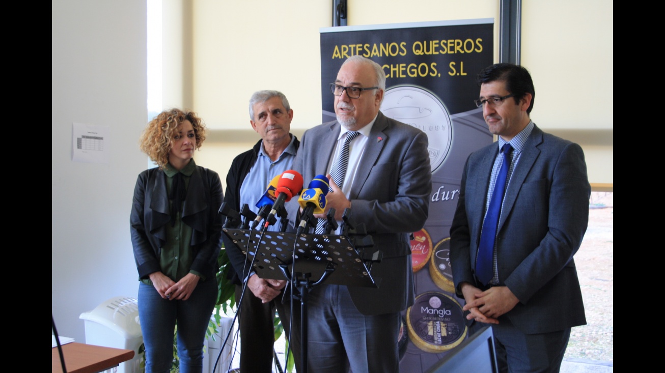 El alcalde pone en valor el esfuerzo empresarial de Artesanos Queseros Manchegos