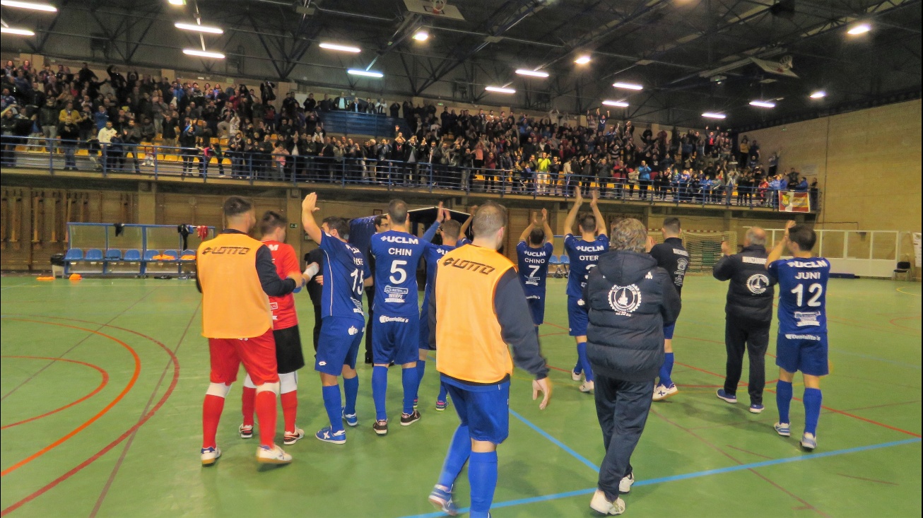 Saludo del Manzanares FS ante su afición