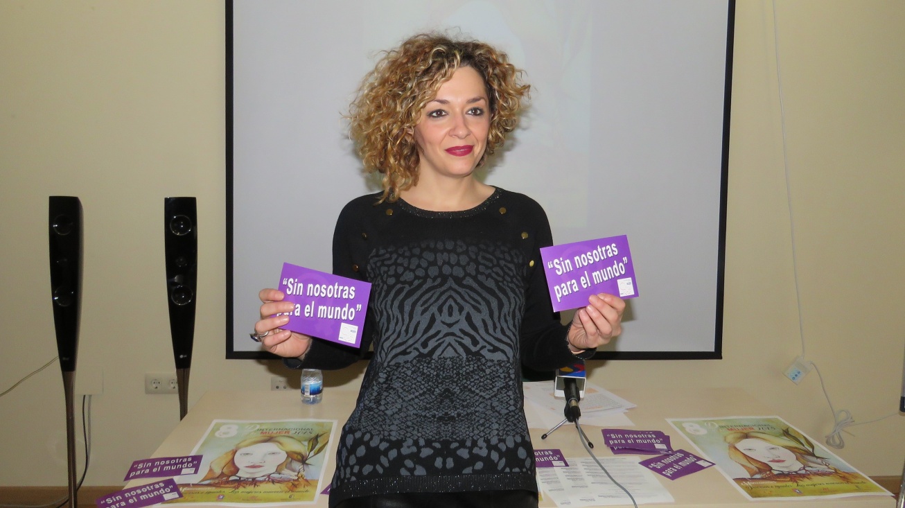 Beatriz Labián muestra pegatinas con el lema de las movilizaciones del 8 de marzo
