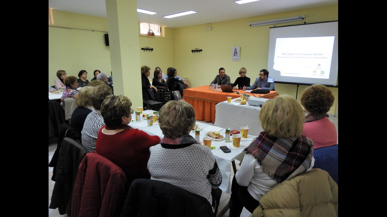 Silvia Cebrián asiste a la charla en la sede de la Asociación de Amas de Casa, Consumidores y Usuarios