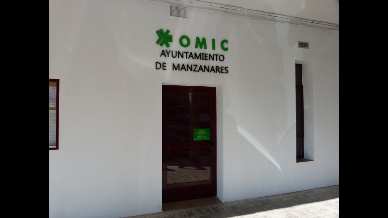 Entrada de la OMIC de Manzanares