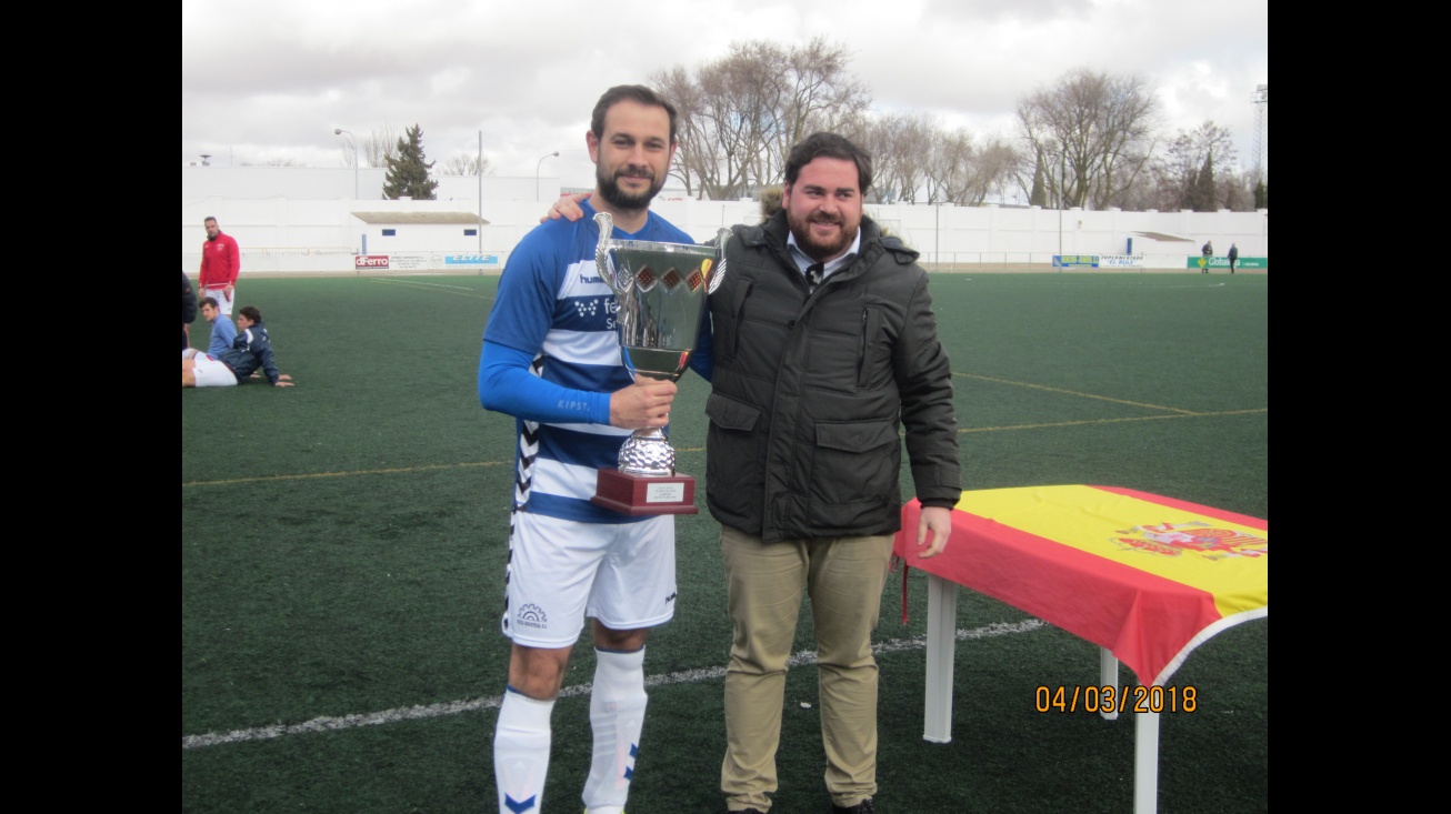El concejal de Deportes entregó el trofeo de campeón de la liga local de fútbol 11 a Federópticos Selu Vazca Industrial