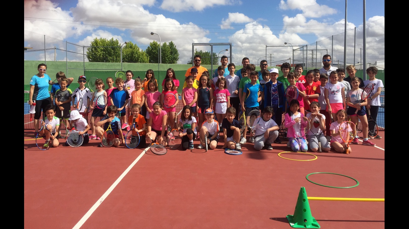 Participantes en la clausura de la Escuela Municipal de Tenis