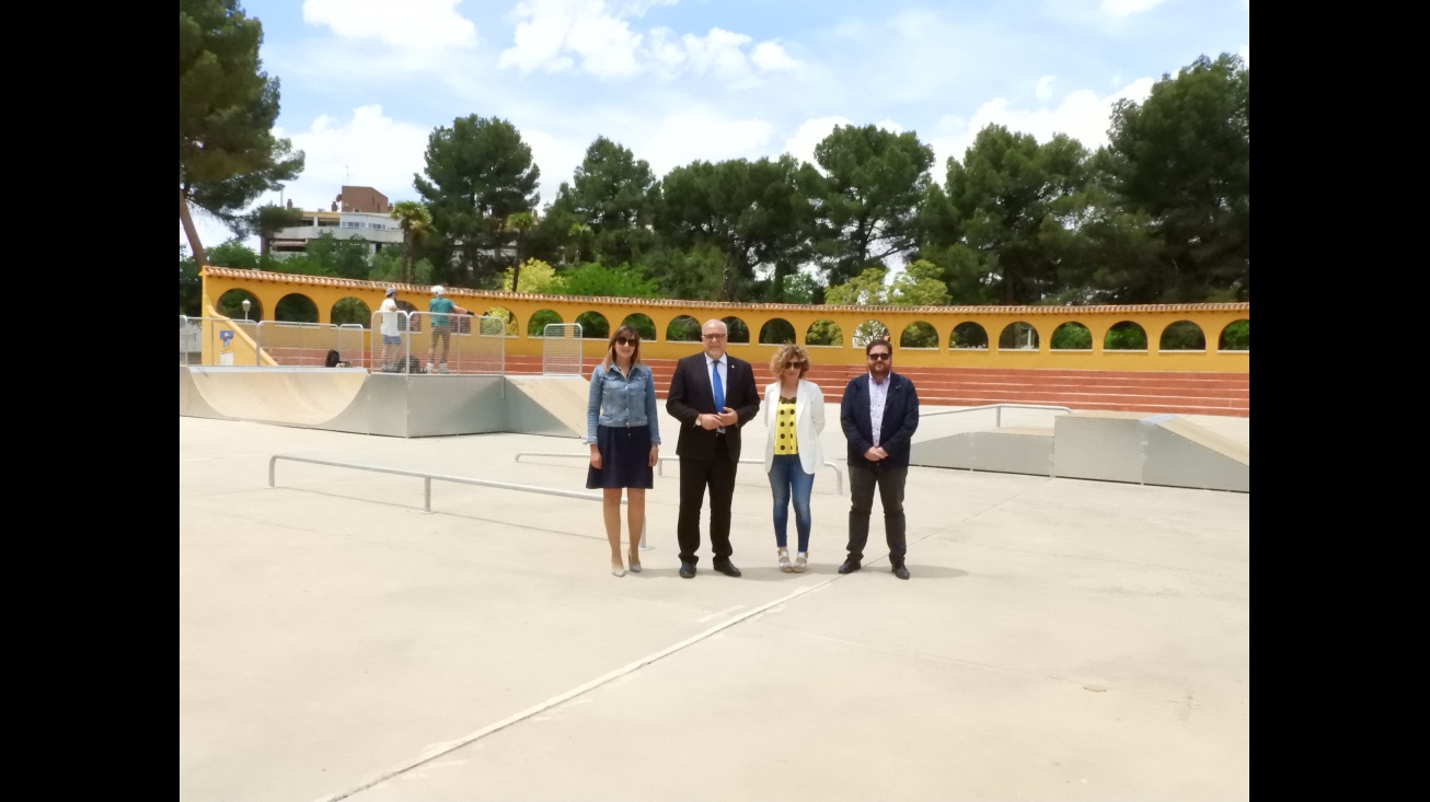Representantes del Equipo de Gobierno visitan las instalaciones del skatepark