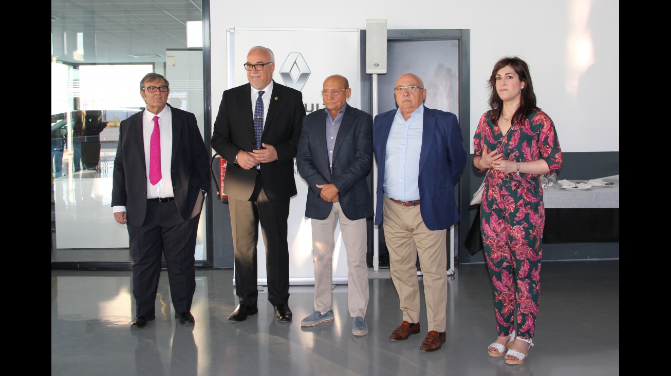 El alcalde de Manzanares participó en la inauguración del nuevo concesionario Renault-Dacia