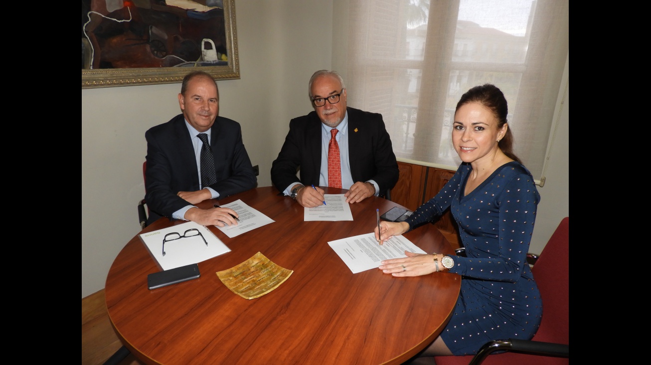 Firma del convenio entre Bankia y el alcalde de Manzanares