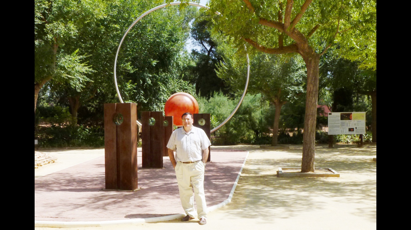 Julián Gómez-Cambronero junto a una de las piezas del Paseo del Sistema Solar del Parque del Polígono