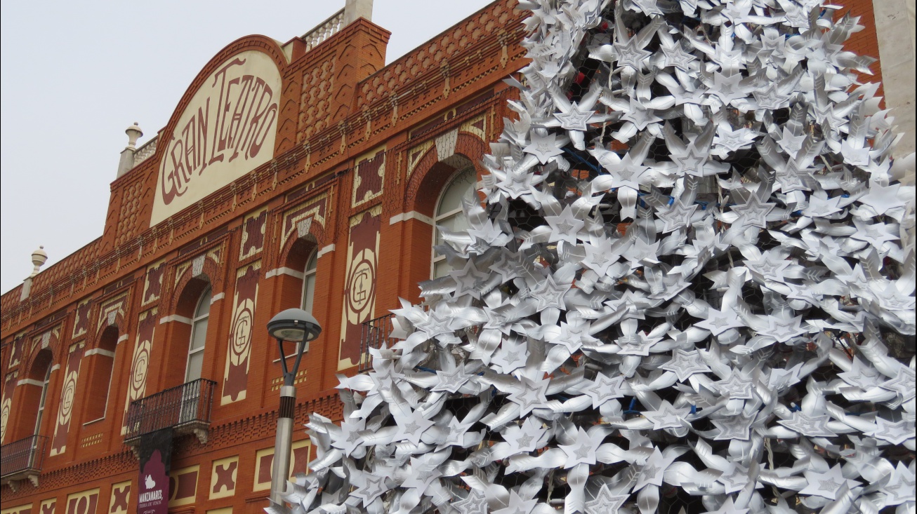 El árbol decorado con copos reciclados adorna la plaza del Gran Teatro