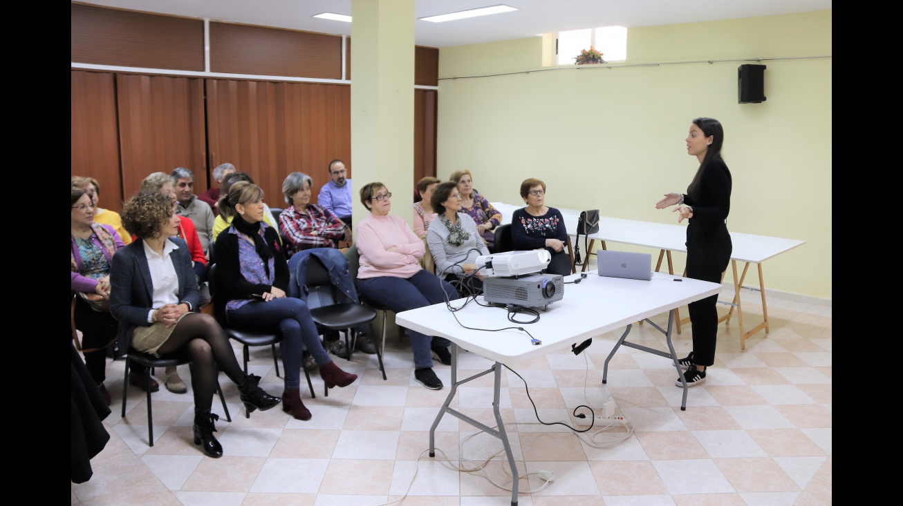 Herminia Espinosa durante la charla