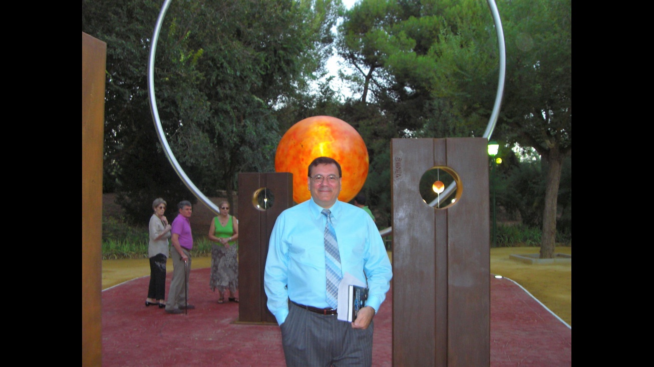 Julián Gómez-Cambronero junto al monumento al Sol el día de inauguración del Paseo del Sistema Solar en 2010