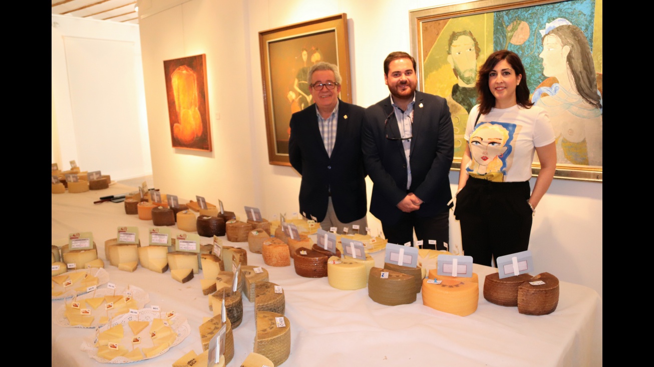 Pablo Camacho junto a Cándido Jorge Sevilla y Gemma de la Fuente durante el concurso de quesos