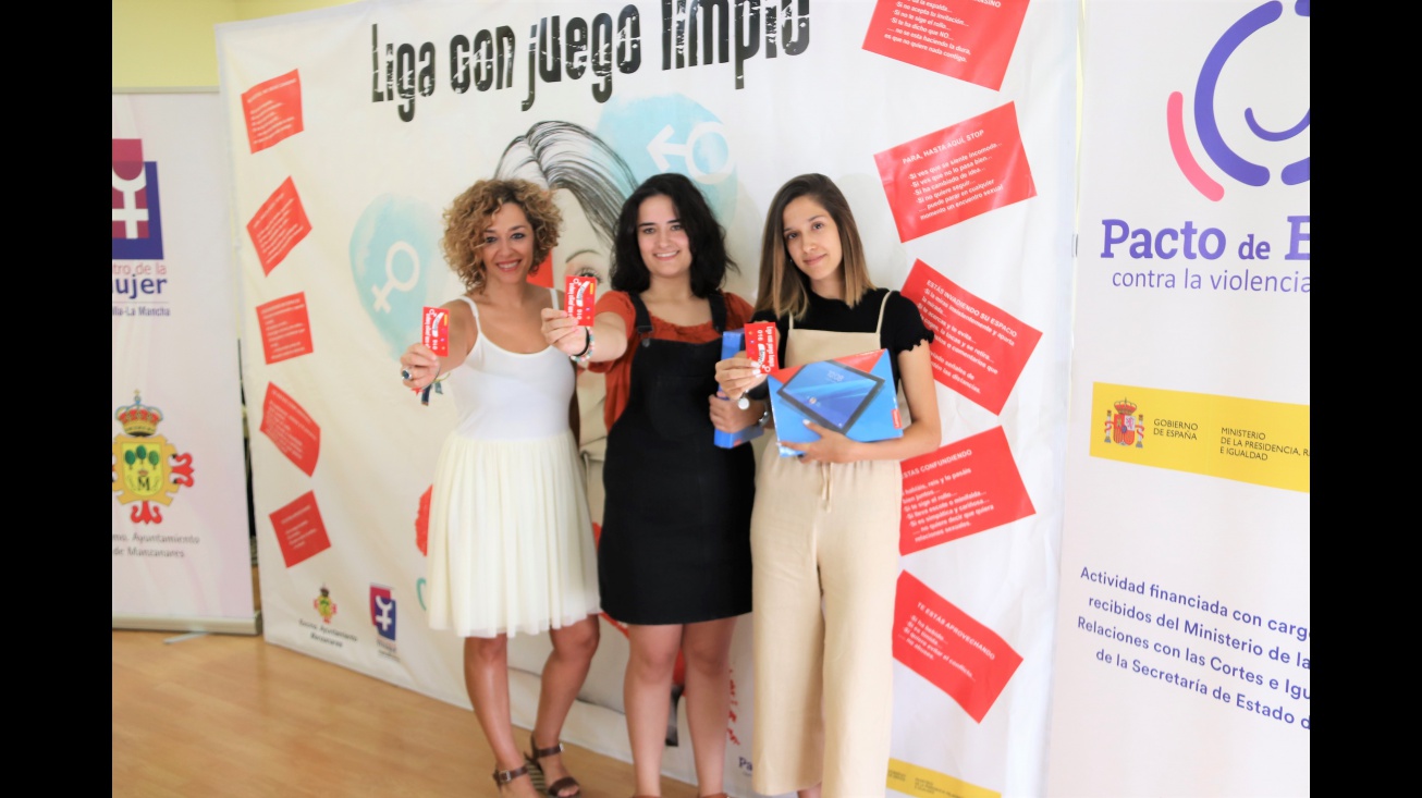 Beatriz Labián muestra la tarjeta roja junto a las ganadoras de las tablets