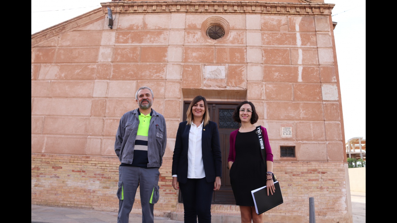 La concejala de Obras y la arquitecta municipal han revisado el estado de la fachada junto al adjudicatario de la obra