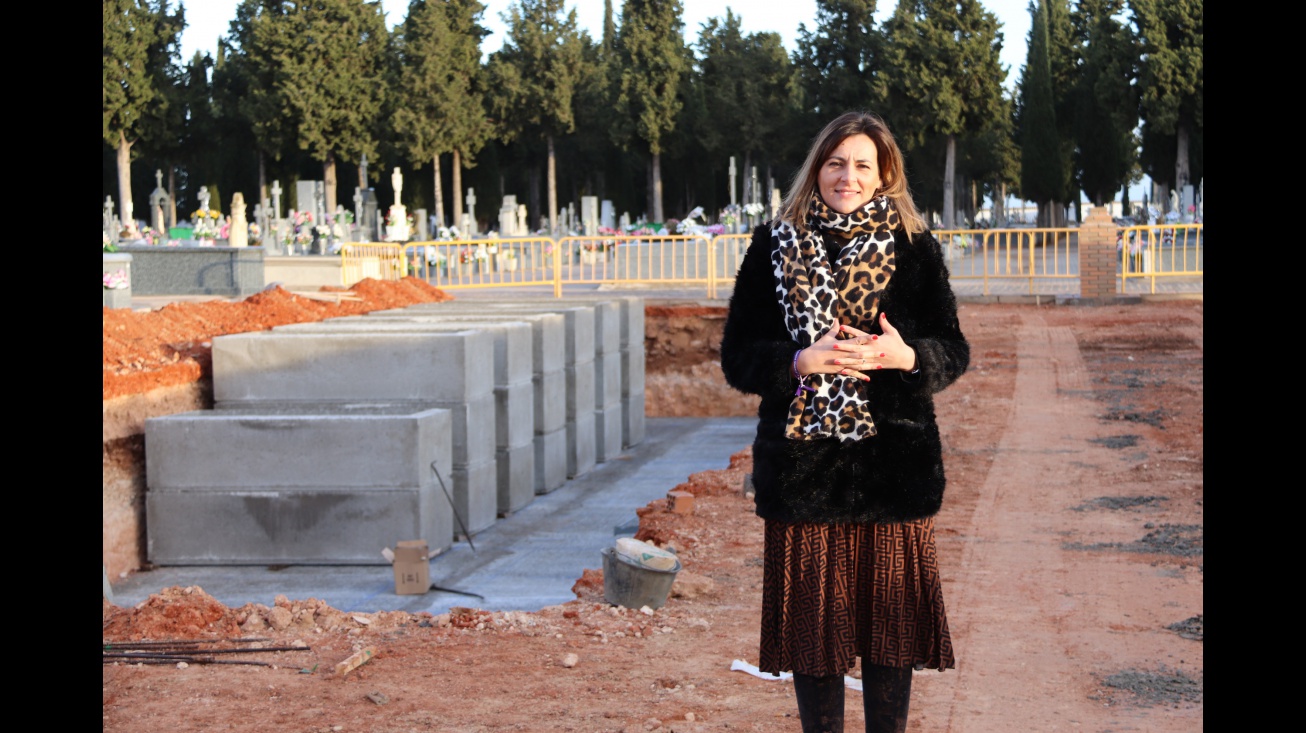 Isabel Díaz-Benito ha visitado las obras de construcción de nuevas sepulturas