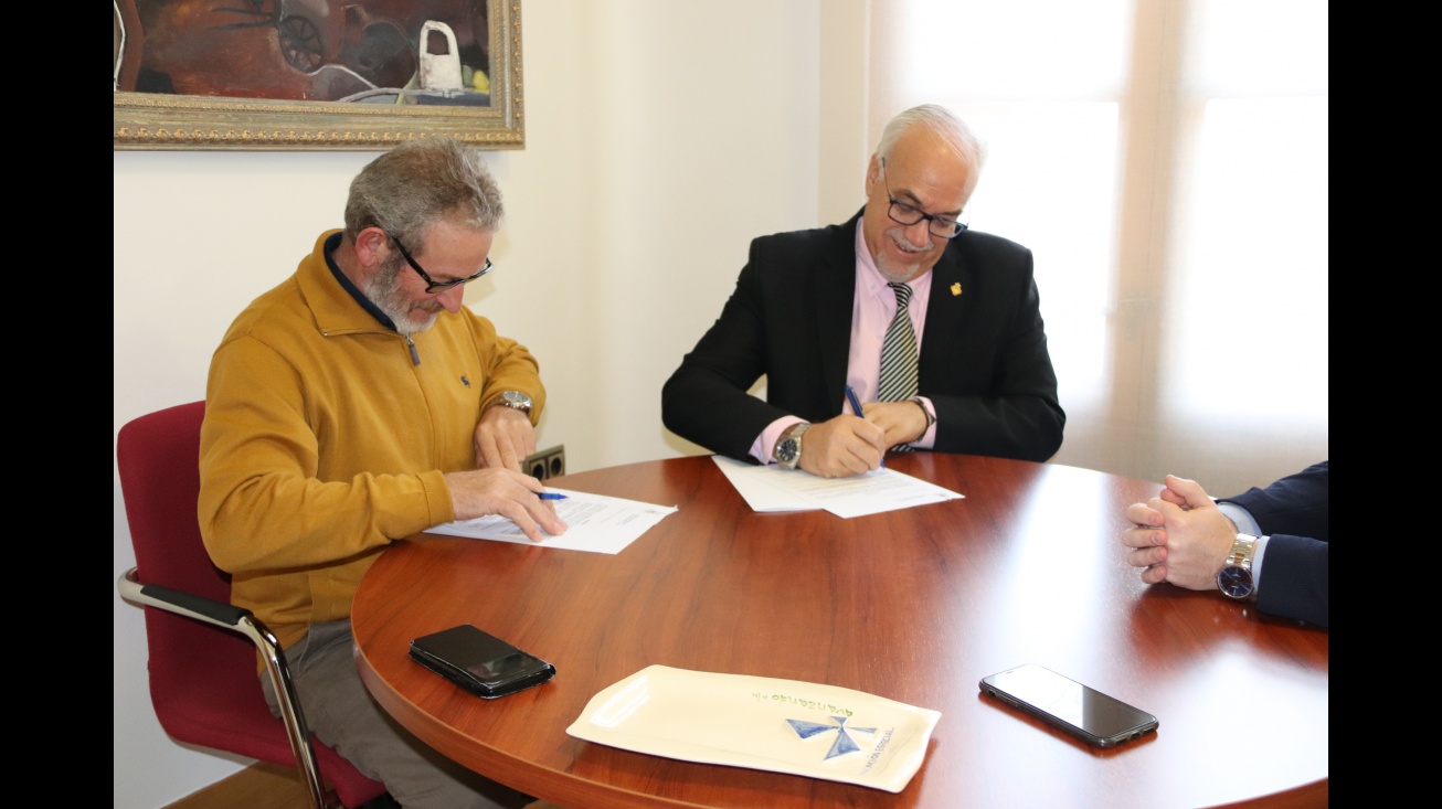 Firma del convenio entre UGT y el Ayuntamiento