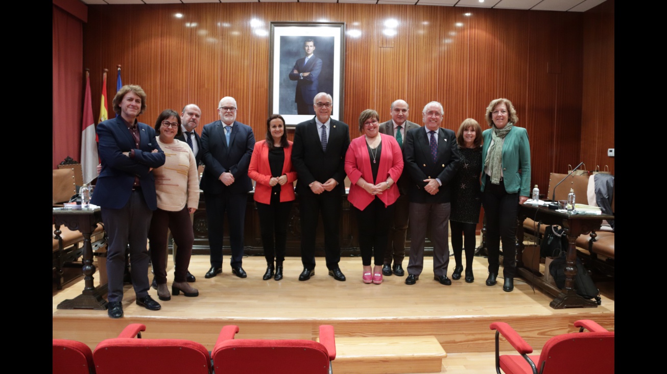 Julián Nieva y Prado Zúñiga junto a los delegados de la Junta en la provincia