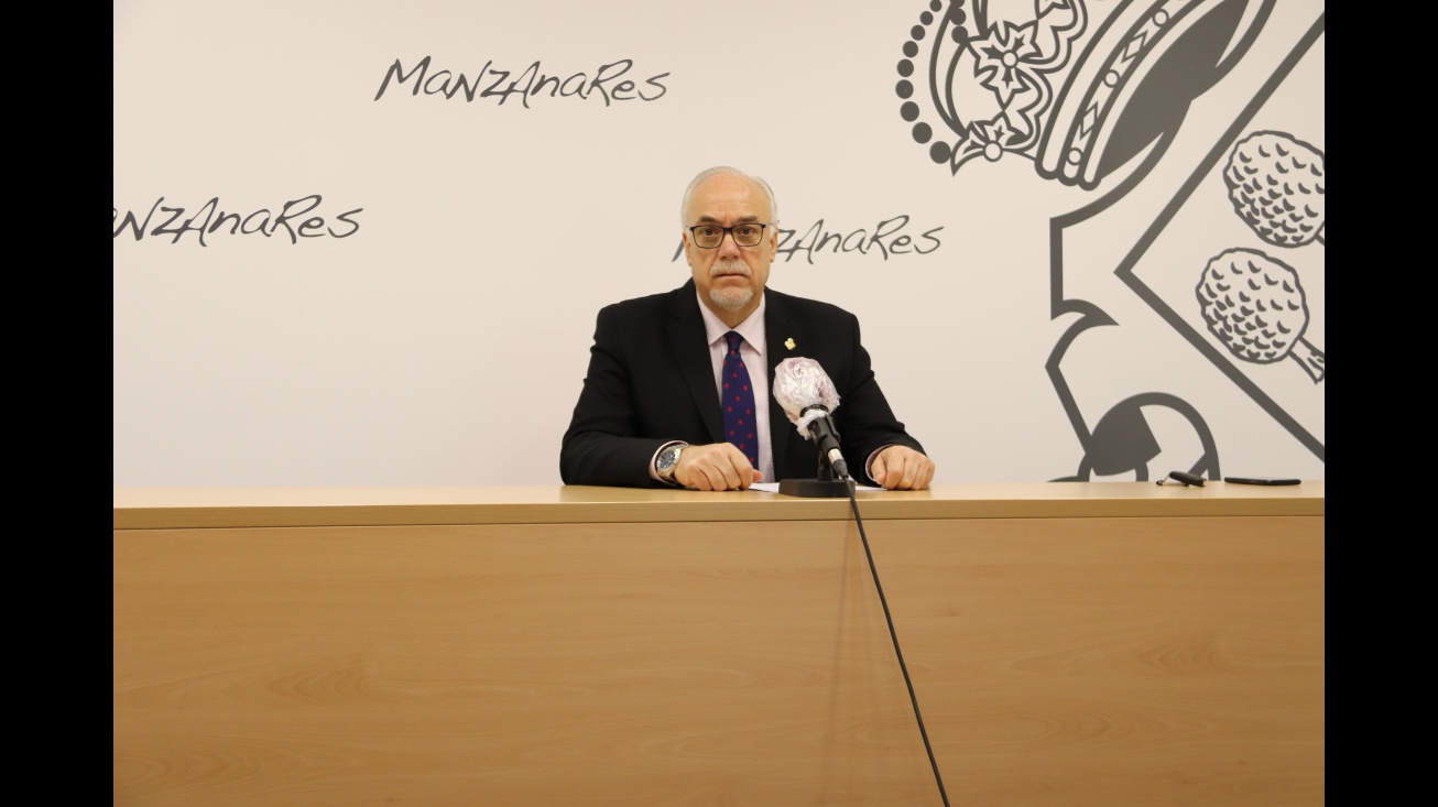 Julián Nieva ha leído la declaración institucional del Ayuntamiento de Manzanares
