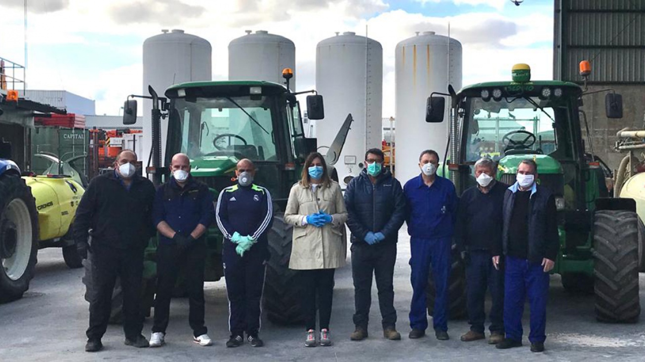 Agricultores encargados de la desinfección de calles con la concejala Isabel Díaz-Benito