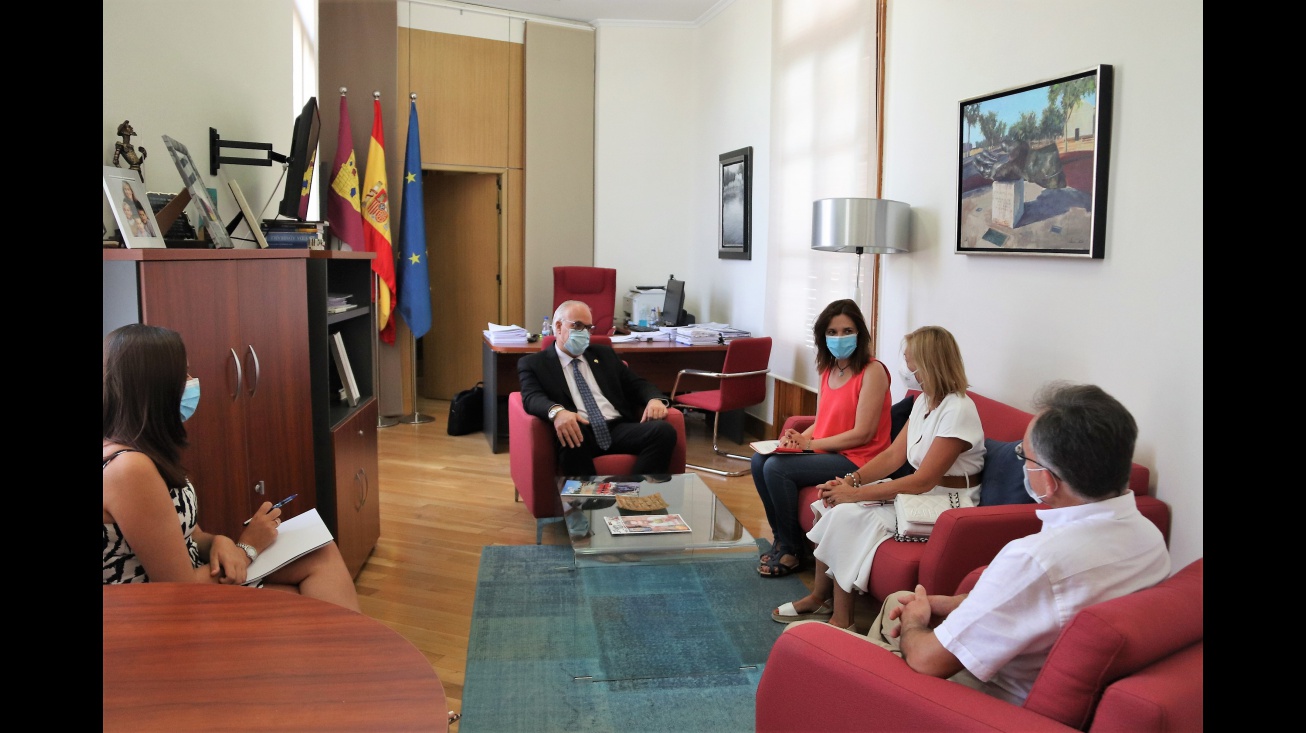 Reunión del alcalde con representantes de Cruz Roja Española