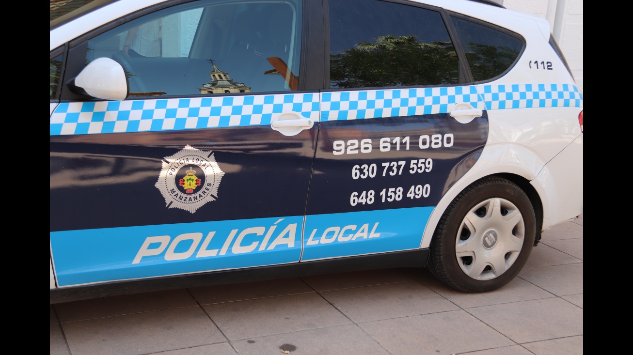 Vehículo policial con teléfonos y números de whatsapp para comunicar incidencias