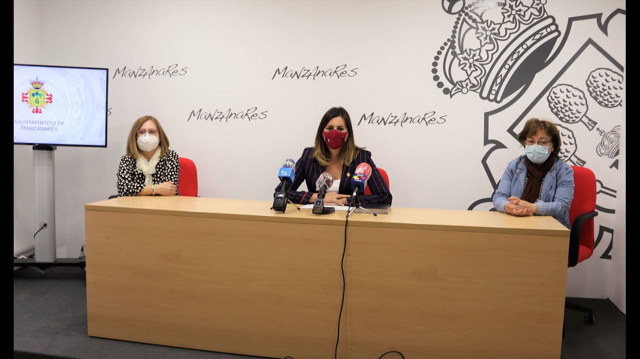 Díaz-Benito explicó las medidas en rueda de prensa junto a las floristas manzanareñas