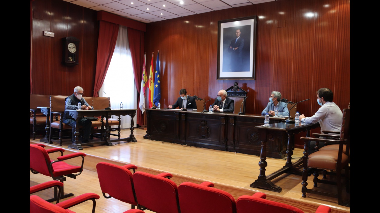El alcalde de Manzanares se ha reunido con representantes de AEMPOMAN