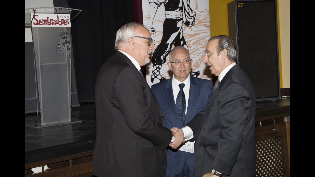 Lozano Valle (a la derecha) es felicitado por el alcalde en presencia de Jerónimo Romero-Nieva con motivo de su proclamación como Sembrador 2018