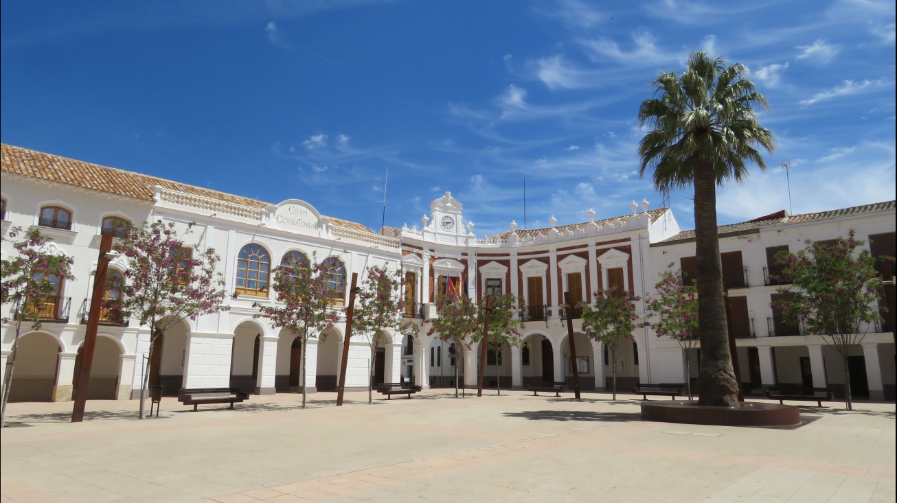 Plaza de la Constitución con el Ayuntamiento al fondo