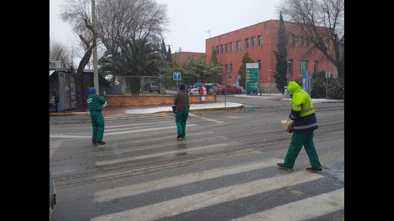 Operarios municipales esparcen sal en los accesos al hospital