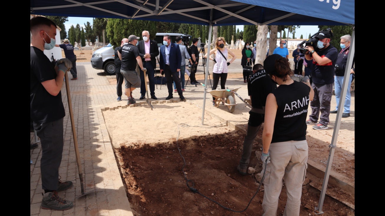 El alcalde ha visitado los trabajos de exhumación