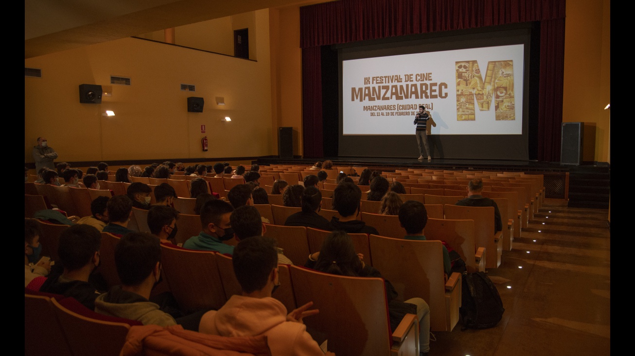 Mario Cervantes se dirige a los estudiantes