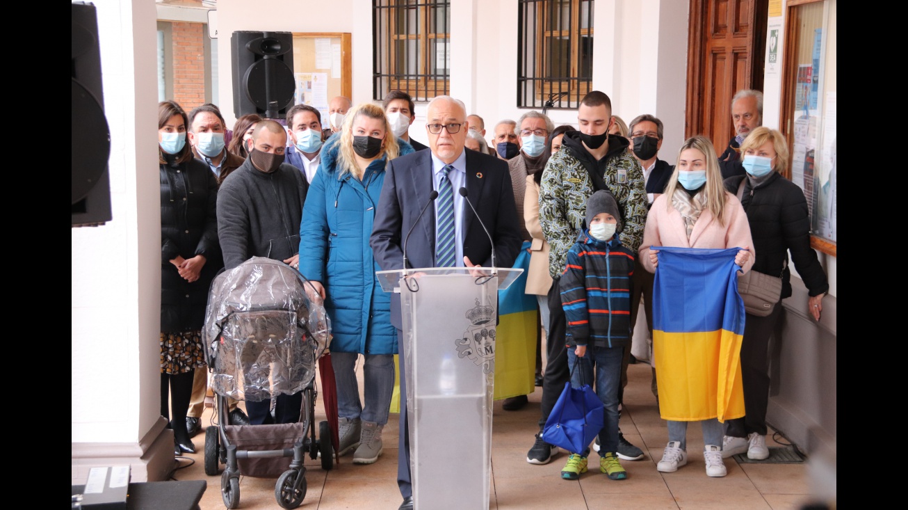 Intervención del alcalde junto a familias ucranianas y representantes de la Corporación