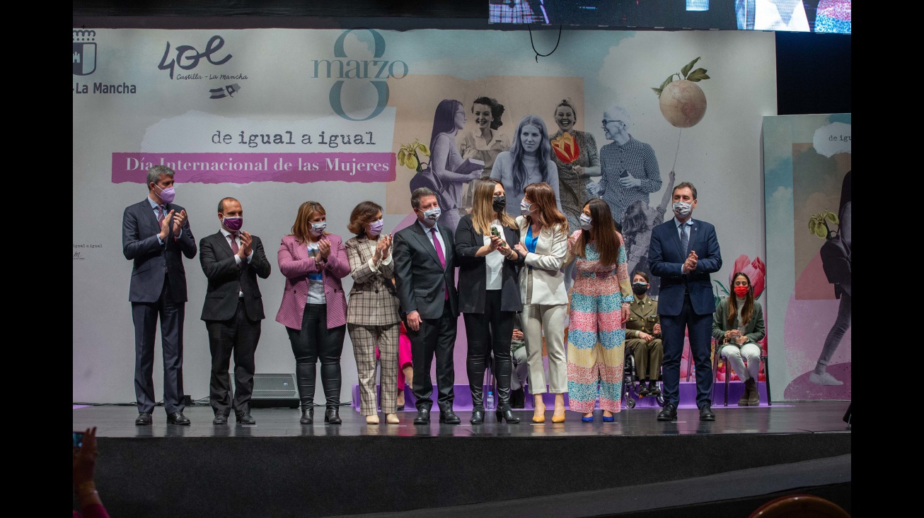 Ángeles Morales recibe el premio otorgado al Centro de la Mujer