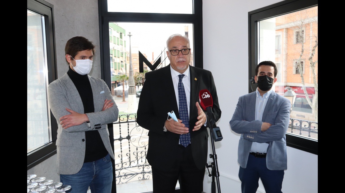 Intervención del alcalde junto al concejal de Promoción Económica y a José Antonio Ruiz