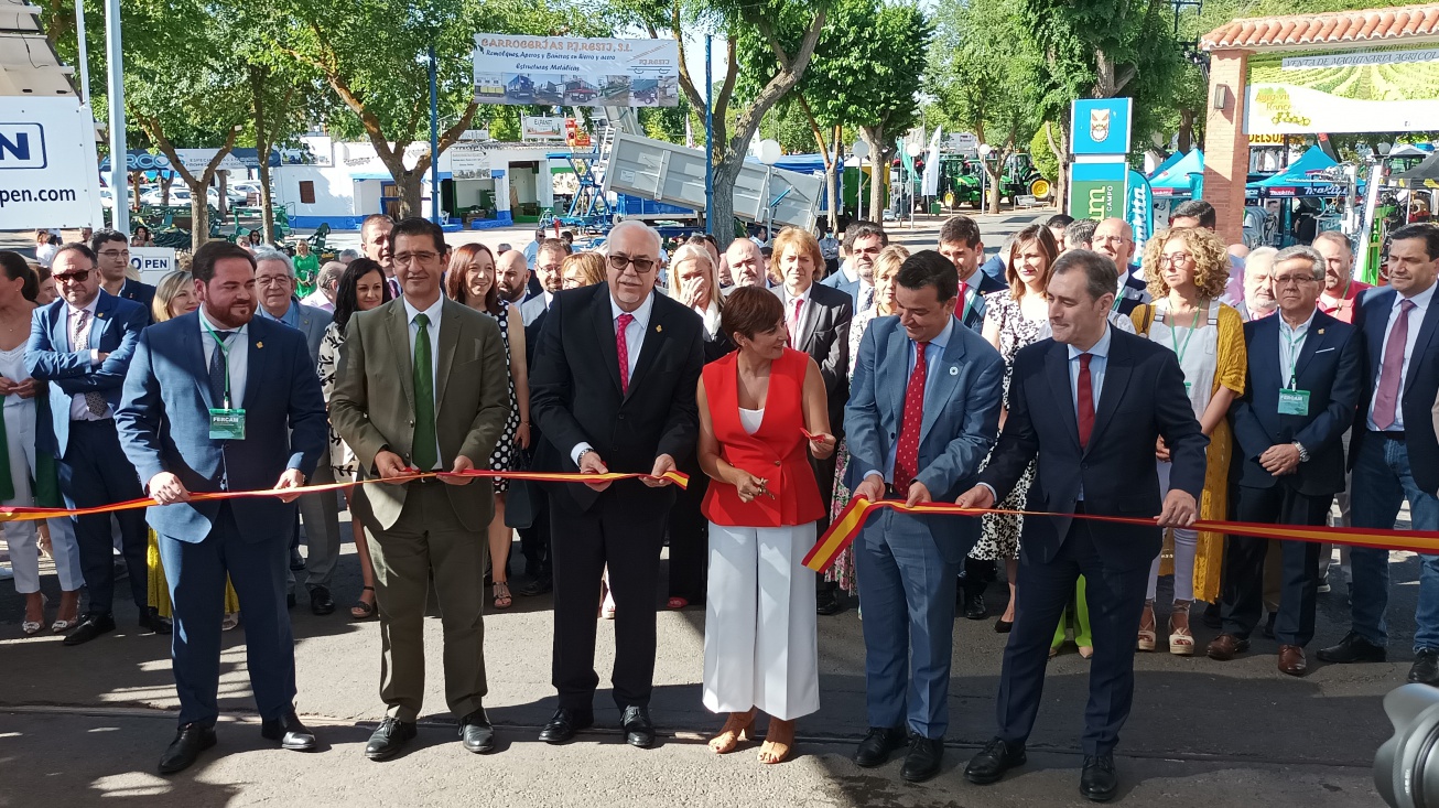 Autoridades durante el corte de cinta inaugural de Fercam 2022