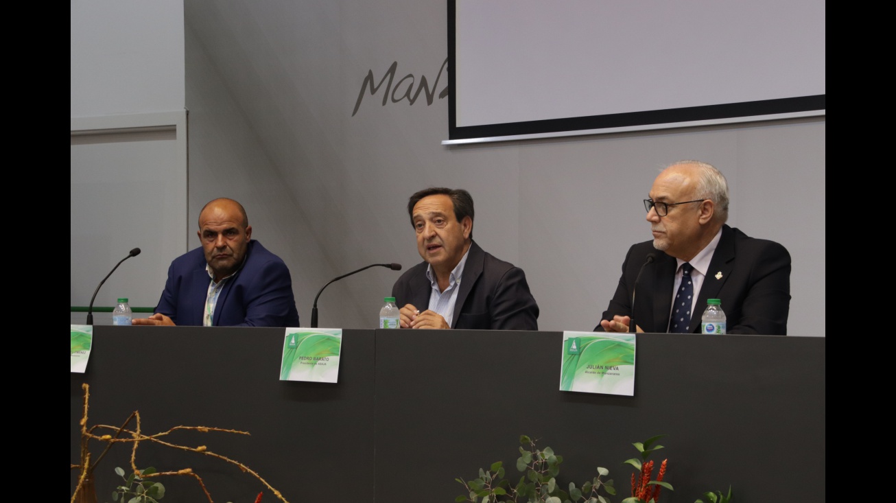 Intervención de Pedro Barato junto al presidente local de Asaja y al alcalde de Manzanares