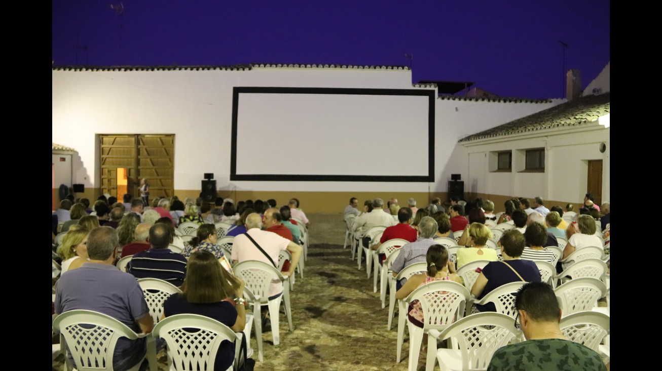 Cine de verano en el corral del centro cultural 'Ciega de Manzanares'
