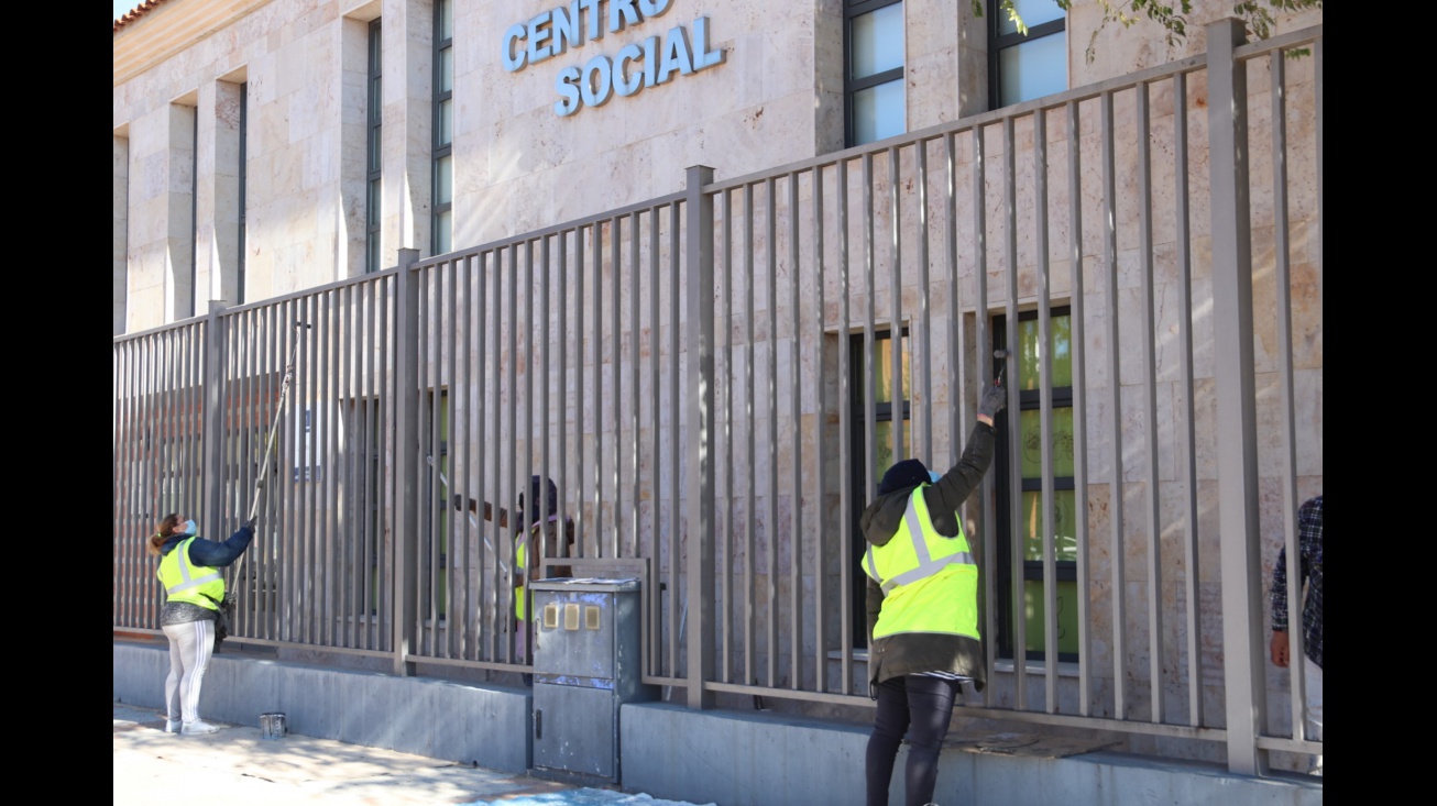 Personal de anteriores planes de empleo pinta el exterior del Centro Social del Nuevo Manzanares
