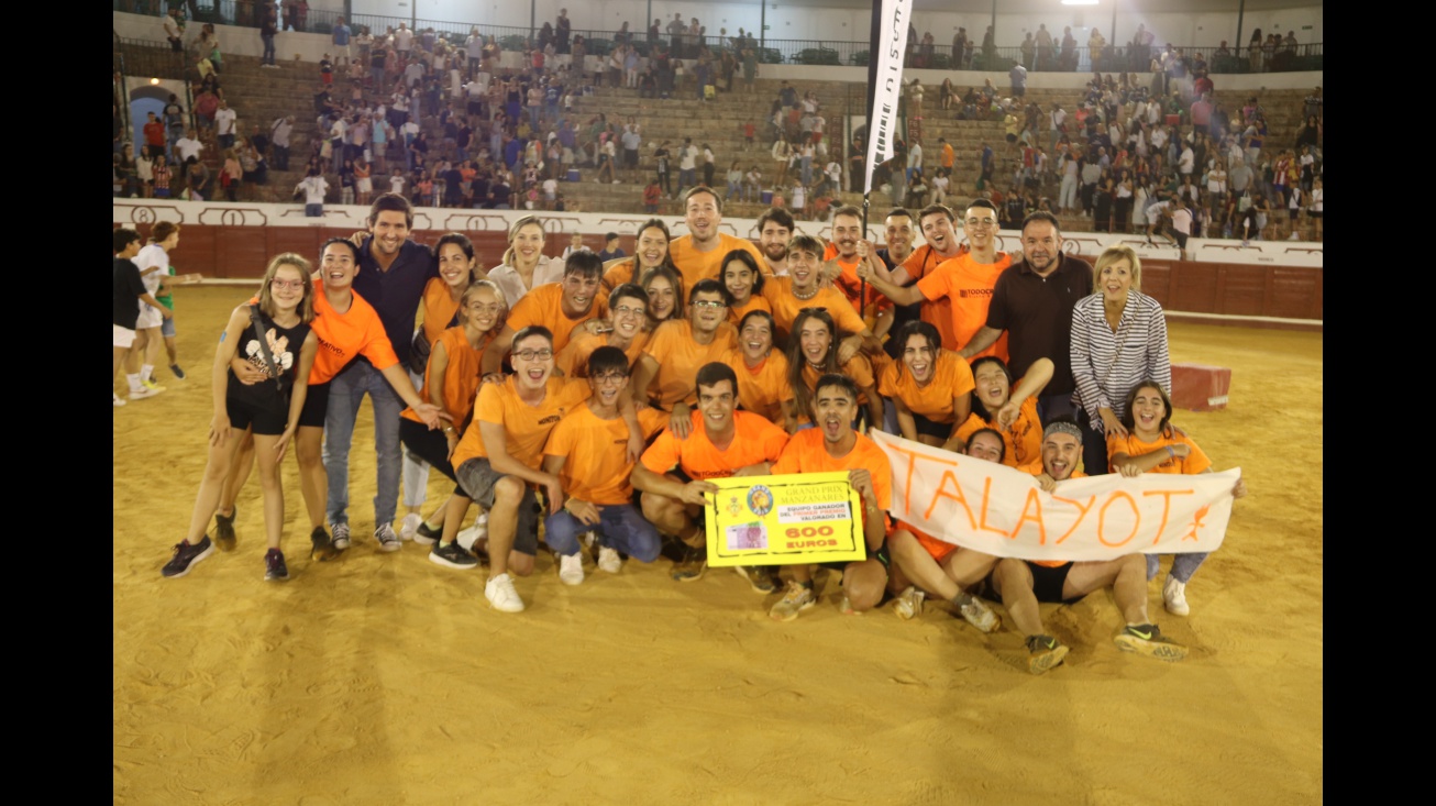 Miembros de la asociación Talayot celebrando la victoria de su equipo