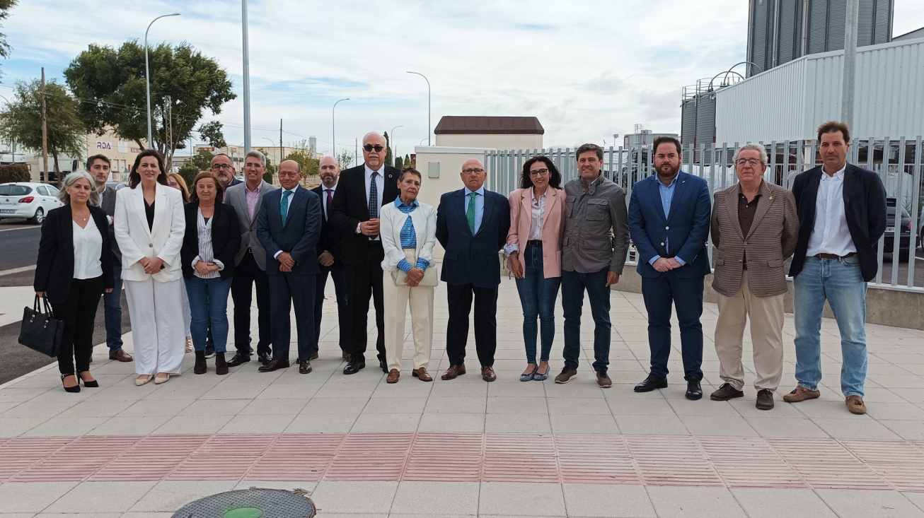 Autoridades y familia Bellido junto a representantes de asociaciones empresariales en la nueva calle Miguel Bellido