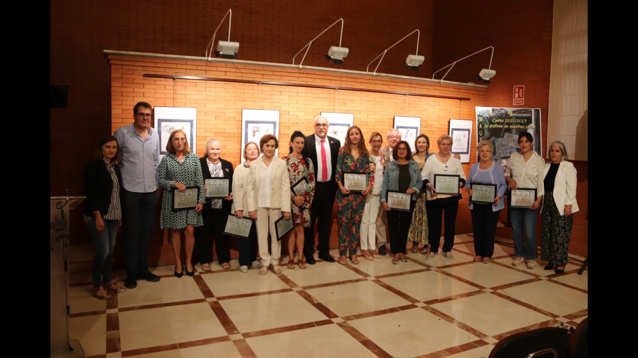 Alumnas reconocidas por sus más de 20 años en la UP junto a las autoridades