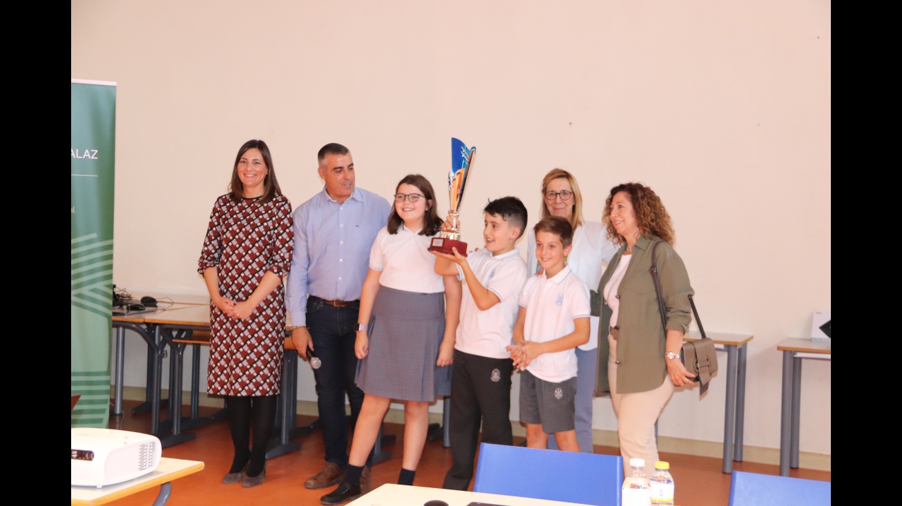 El equipo ganador levanta el trofeo de la VIII Olimpiada de Matemáticas
