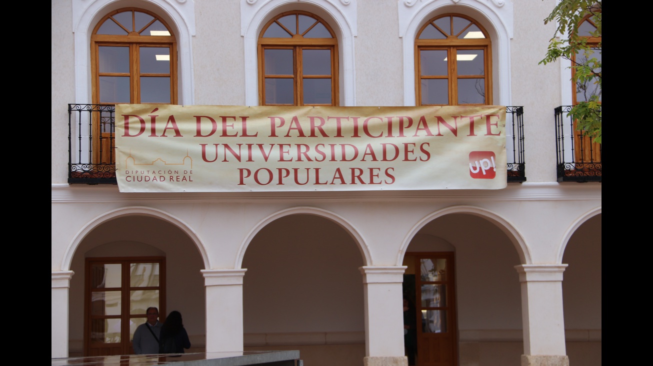 Pancarta que anuncia el encuentro en la plaza de la Constitución