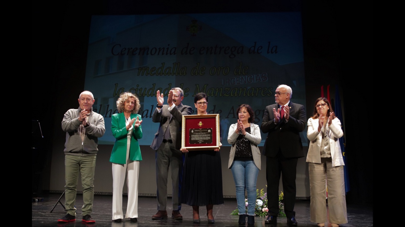 Entrega de la Medalla de Oro de la Ciudad al hospital Virgen de Altagracia