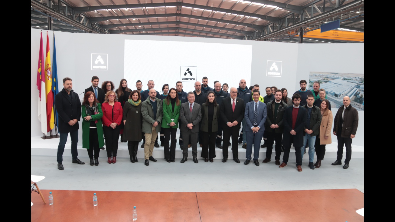 Foto de las autoridades junto a directivos y personal de Aluminios Cortizo