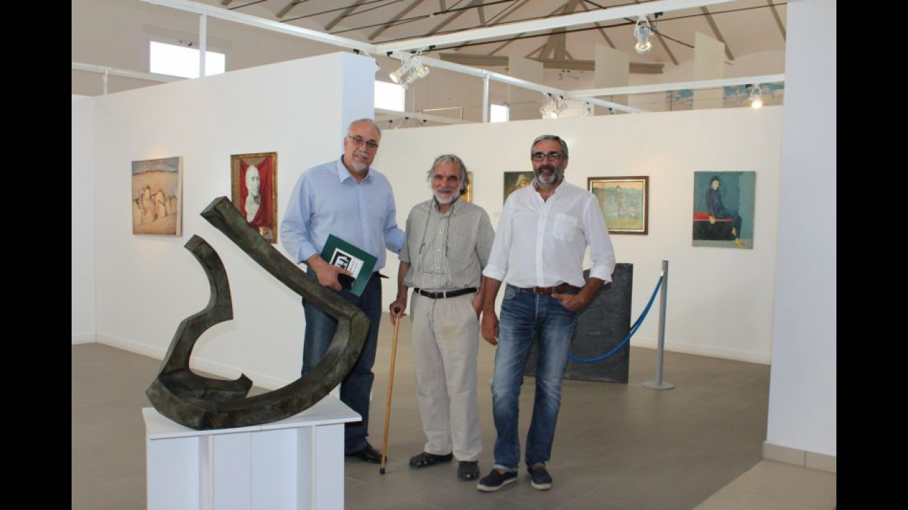 Julián Nieva (a la izquierda) visitó en 2015 la colección de Juan Antonio Giraldo (en el centro) en Villanueva de los Infantes. Les acompañó el entonces alcalde del municipio, Antonio Ruiz (a la derecha)
